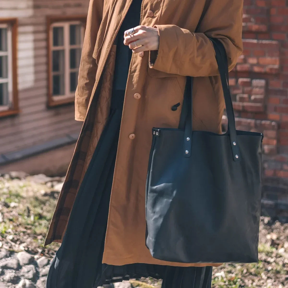 Frau trägt elegante Leder Tote Bag von Doveta – vielseitige Tote Bags Kollektion für Alltag und Business