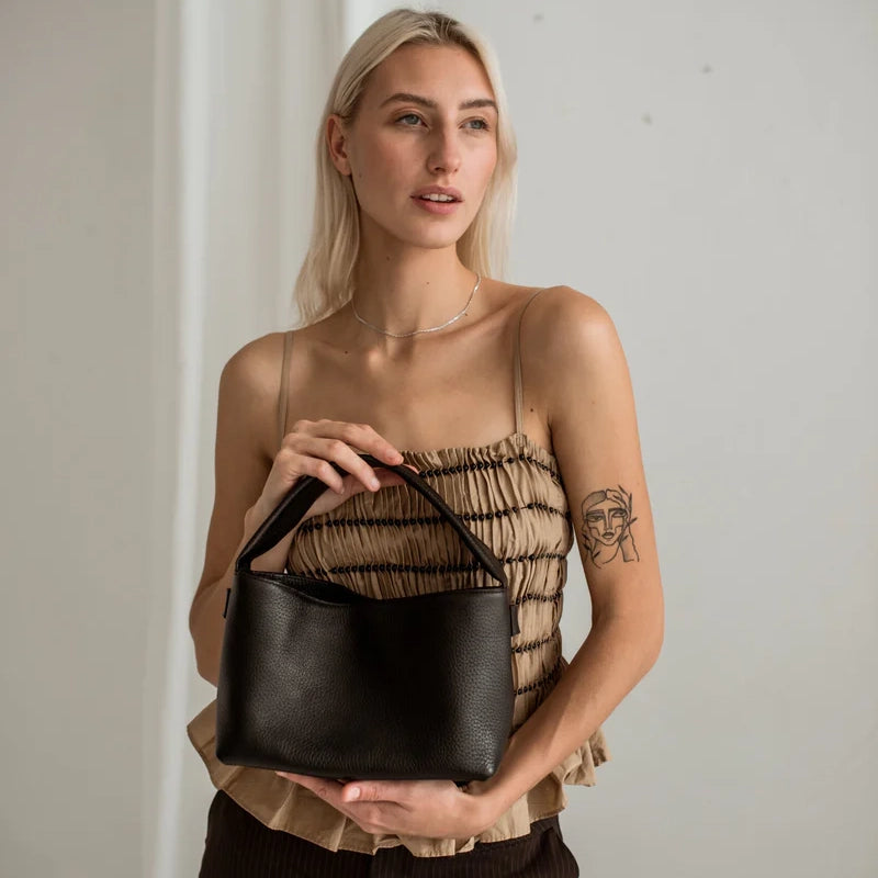 Schwarze Leder-Handtasche im Baguette-Stil für die Freizeit – Doveta.de Freizeittaschen-Kollektion