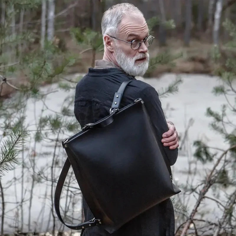 Schwarzer Leder-Rucksack "Wild Librarian" mit verstellbaren Riemen – Doveta.de Rucksäcke-Kollektion