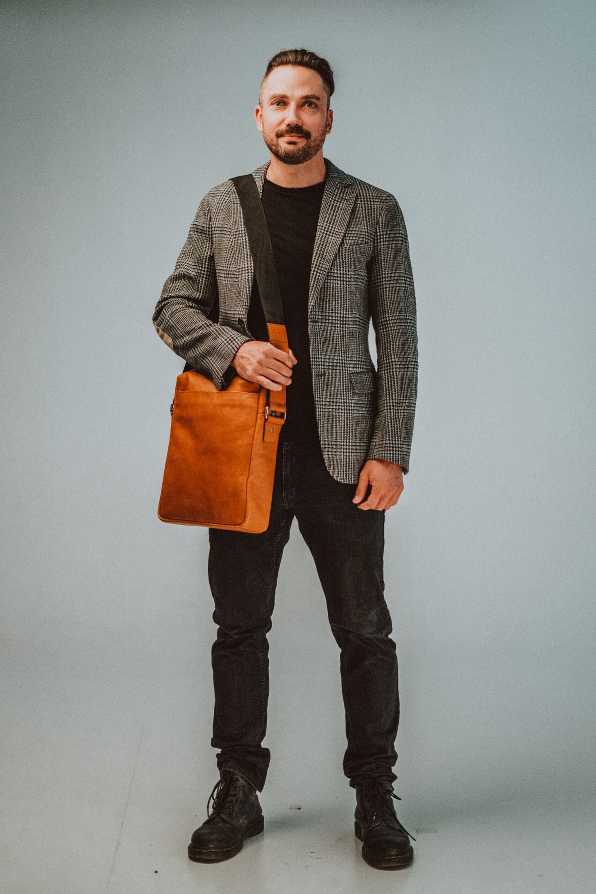 Lederhandtasche für Büro & Arbeit – Was muss sie können?