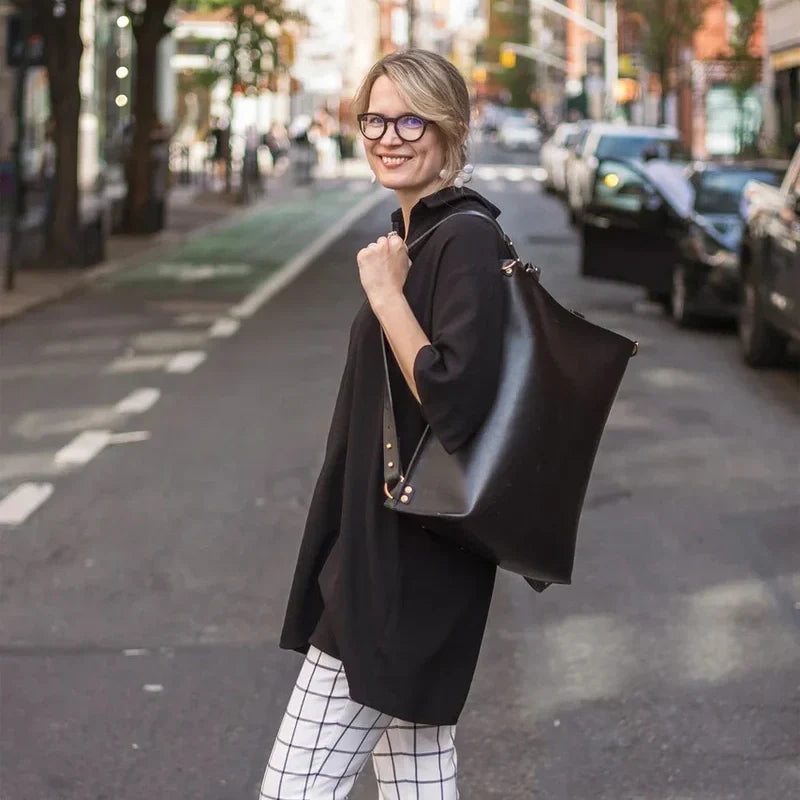 Schwarze vielseitiger Lederrucksack mit einem klaren, funktionalen Design – Doveta.de Rucksaecke-Kollektion