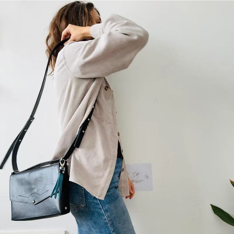 Schwarze Schultertasche aus Leder für Damen mit verstellbarem Schultergurt-Doveta.de Schultertaschen-Kollektion 