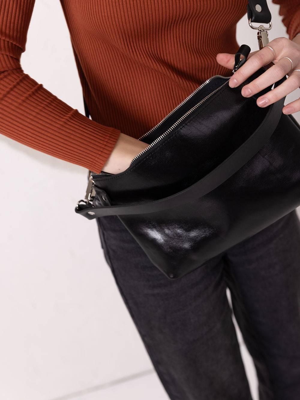TOMMY leather bag with two handles - Black