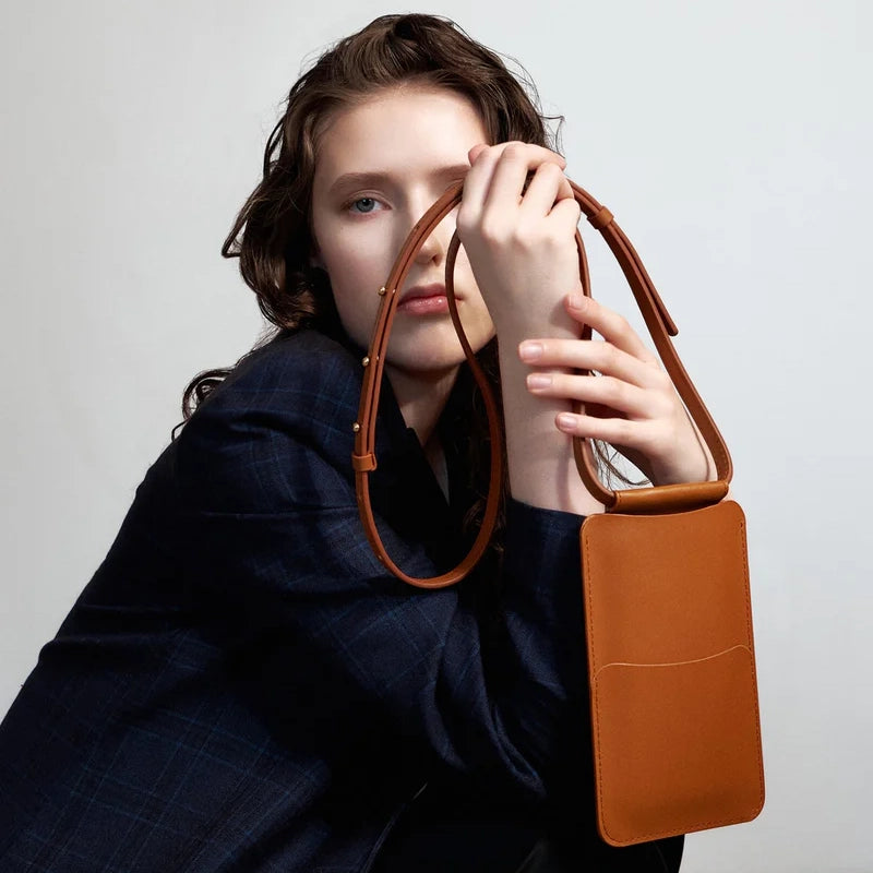 Cognacfarbene Leder-Handytasche mit langem, dünnem Umhängeriemen – Doveta.de Handytaschen-Kollektion