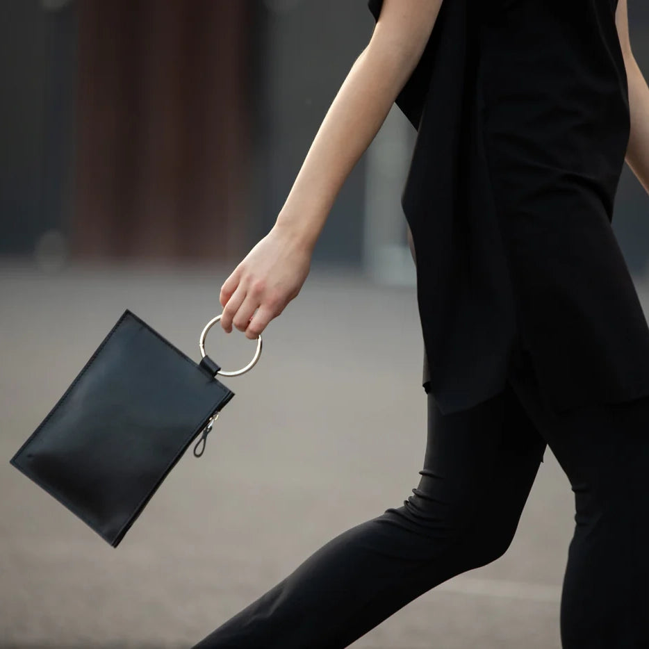 Schwarze Leder-Clutch NINA mit silbernem O-Ring-Griff – Doveta.de Clutch-Kollektion